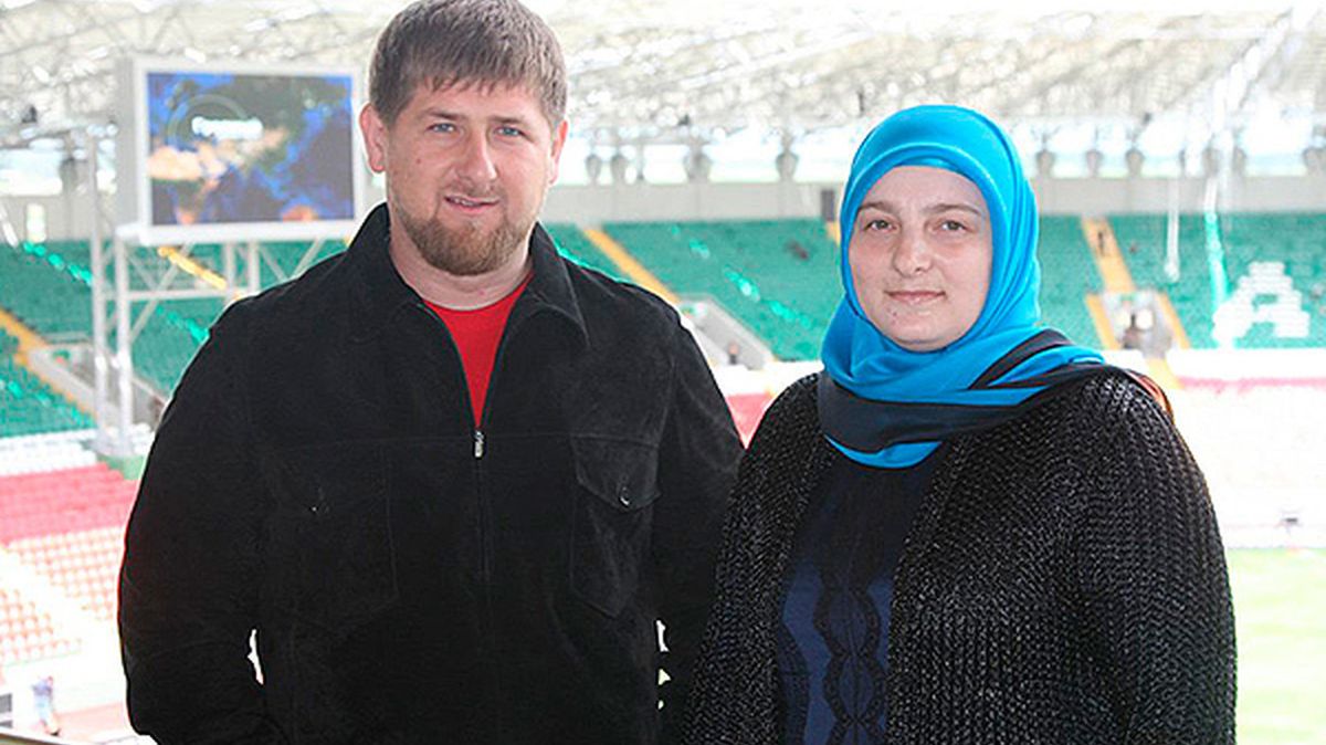 Putin obnovil titul známý ze SSSR, odteď má Kadyrov za ženu Matku-hrdinku